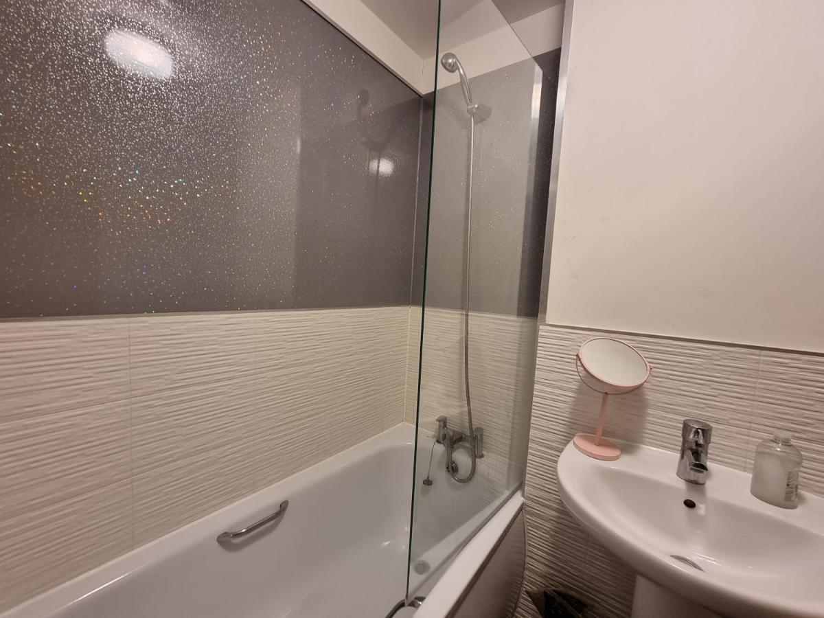 Superking Bedroom Close To The A30 カムボーン エクステリア 写真